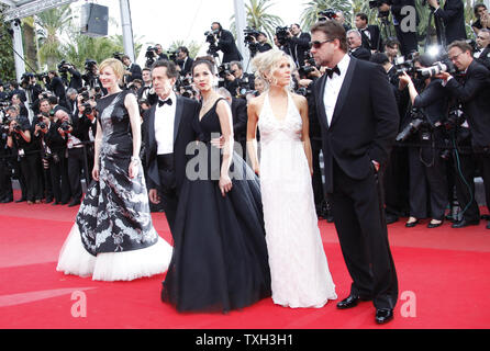 Il team dal film "Robin Hood", compresi Russell Crowe, Cate Blanchett e Brian Grazer, arrivano sul tappeto rosso prima di screening dei loro film durante la cerimonia di apertura della 63a edizione annuale internazionale di Cannes Film Festival di Cannes, Francia il 12 maggio 2010. UPI/David Silpa Foto Stock