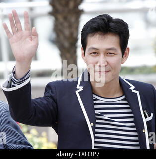 Jung-Jae Lee arriva a un photocall per il film "La cameriera' alla 63a edizione annuale internazionale di Cannes Film Festival di Cannes, Francia il 14 maggio 2010. UPI/David Silpa Foto Stock