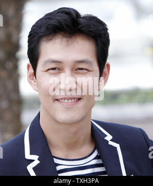 Jung-Jae Lee arriva a un photocall per il film "La cameriera' alla 63a edizione annuale internazionale di Cannes Film Festival di Cannes, Francia il 14 maggio 2010. UPI/David Silpa Foto Stock