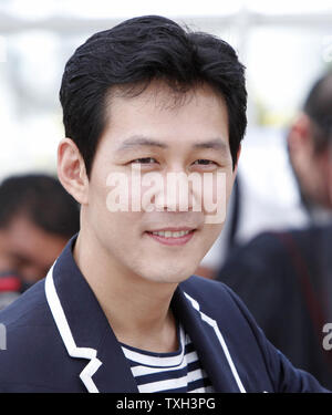 Jung-Jae Lee arriva a un photocall per il film "La cameriera' alla 63a edizione annuale internazionale di Cannes Film Festival di Cannes, Francia il 14 maggio 2010. UPI/David Silpa Foto Stock