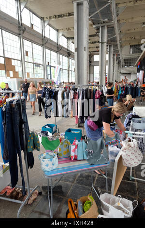 Leipzig, Germania. Il 22 giugno, 2019. Mercato delle pulci va in stallo in una vecchia fabbrica hall durante un festival di strada 'Bohei & Tamtam' nel quartiere Plagwitz. Credito: Sebastian Willnow/dpa-Zentralbild/ZB/dpa/Alamy Live News Foto Stock