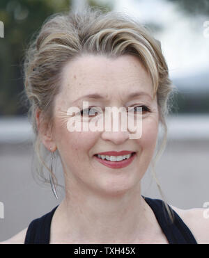Lesley Manville arriva a un photocall per il film "Un altro anno' alla 63a edizione annuale internazionale di Cannes Film Festival di Cannes, Francia il 15 maggio 2010. UPI/David Silpa Foto Stock