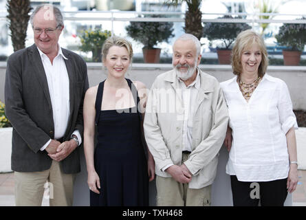 (Da l a r) Jim Broadbent, Lesley Manville, Mike Leigh e Ruth Sheen arrivano a un photocall per il film "Un altro anno' alla 63a edizione annuale internazionale di Cannes Film Festival di Cannes, Francia il 15 maggio 2010. UPI/David Silpa Foto Stock