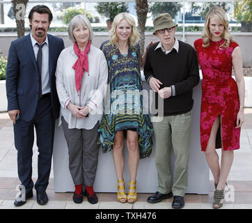 (Da l a r) Josh Brolin, Gemma Jones, Naomi Watts, Woody Allen e Lucy Punch arrivano a un photocall per il film "Incontrerete un Tall Dark Stranger" presso la 63annuale internazionale di Cannes Film Festival di Cannes, Francia il 15 maggio 2010. UPI/David Silpa Foto Stock