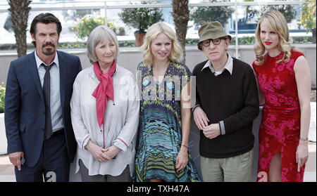 (Da l a r) Josh Brolin, Gemma Jones, Naomi Watts, Woody Allen e Lucy Punch arrivano a un photocall per il film "Incontrerete un Tall Dark Stranger" presso la 63annuale internazionale di Cannes Film Festival di Cannes, Francia il 15 maggio 2010. UPI/David Silpa Foto Stock