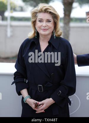 Catherine Deneuve arriva a un photocall per un tributo al cinema spagnolo durante la 63a edizione annuale internazionale di Cannes Film Festival di Cannes, Francia il 15 maggio 2010. UPI/David Silpa Foto Stock