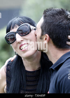 Rossy de Palma riceve un bacio da un vigile del fuoco francese dopo un photocall per un tributo al cinema spagnolo durante la 63a edizione annuale internazionale di Cannes Film Festival di Cannes, Francia il 15 maggio 2010. UPI/David Silpa Foto Stock