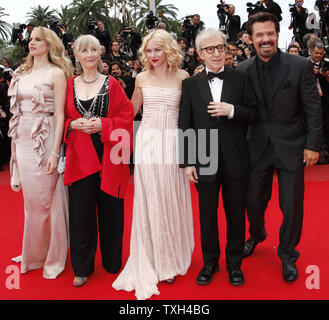 (Da l a r) Lucy Punch, Gemma Jones, Noami Watts, Woody Allen e Josh Brolin arrivare sul tappeto rosso prima della proiezione del film "Incontrerete un Tall Dark Stranger" durante la 63a edizione annuale internazionale di Cannes Film Festival di Cannes, Francia il 15 maggio 2010. UPI/David Silpa Foto Stock