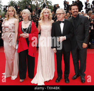 (Da l a r) Lucy Punch, Gemma Jones, Noami Watts, Woody Allen e Josh Brolin arrivare sul tappeto rosso prima della proiezione del film "Incontrerete un Tall Dark Stranger" durante la 63a edizione annuale internazionale di Cannes Film Festival di Cannes, Francia il 15 maggio 2010. UPI/David Silpa Foto Stock