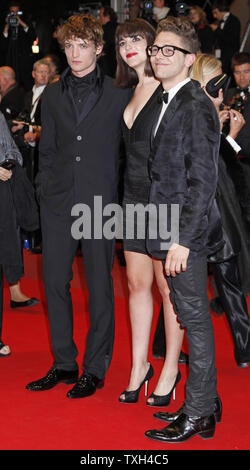 Niels Schneider (L), Monia Chokri (C) e Xavier Dolan arrivare sul tappeto rosso prima della proiezione del film "Un altro anno' durante la 63a edizione annuale internazionale di Cannes Film Festival di Cannes, Francia il 15 maggio 2010. UPI/David Silpa Foto Stock