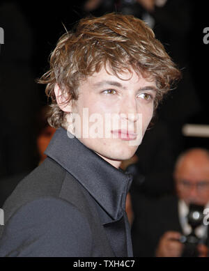 Niels Schneider arriva sul tappeto rosso prima della proiezione del film "Un altro anno' durante la 63a edizione annuale internazionale di Cannes Film Festival di Cannes, Francia il 15 maggio 2010. UPI/David Silpa Foto Stock