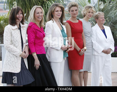 (Da l a r) Diane Weyermann, Valerie Plame Wilson, la Regina Noor di Giordania, Lucy Walker, Meg Ryan e il dottor Gro Bruntland arrivano a un photocall per il film "Conto alla rovescia fino a zero' alla 63a edizione annuale internazionale di Cannes Film Festival di Cannes, Francia il 16 maggio 2010. UPI/David Silpa Foto Stock