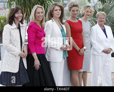 (Da l a r) Diane Weyermann, Valerie Plame Wilson, la Regina Noor di Giordania, Lucy Walker, Meg Ryan e il dottor Gro Bruntland arrivano a un photocall per il film "Conto alla rovescia fino a zero' alla 63a edizione annuale internazionale di Cannes Film Festival di Cannes, Francia il 16 maggio 2010. UPI/David Silpa Foto Stock