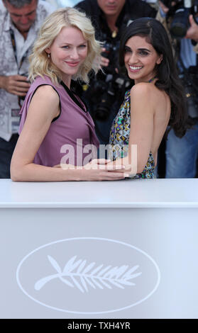 Naomi Watts (L) e Liraz Charhi arrivano a un photocall per il film "Fair Game' alla 63a edizione annuale internazionale di Cannes Film Festival di Cannes, Francia il 20 maggio 2010. UPI/David Silpa Foto Stock