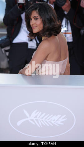 Salma Hayek arriva al premi photocall dopo aver presentato durante la cerimonia di chiusura presso la 63annuale internazionale di Cannes Film Festival di Cannes, Francia il 23 maggio 2010. UPI/David Silpa Foto Stock