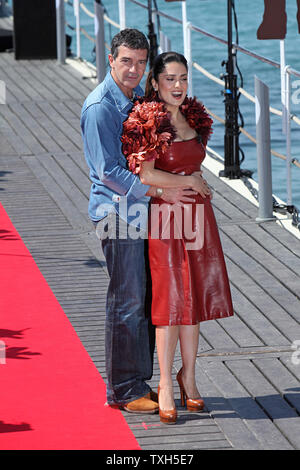 Antonio Banderas e Salma Hayek arriva a un photocall per il film "Puss In Boots' prima del inizio del 64th annuale internazionale di Cannes Film Festival di Cannes, Francia il 11 maggio 2011. UPI/David Silpa Foto Stock