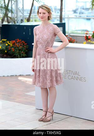 Mia Wasikowska arriva a un photocall per il film "inquieto' durante la 64a annuale internazionale di Cannes Film Festival di Cannes, Francia il 13 maggio 2011. UPI/David Silpa Foto Stock