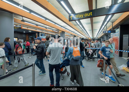 26 maggio 2019 Sydney Australia: persone si uniscono alla coda alla stazione di Chatswood per viaggio gratuito per il giorno di apertura del nuovo nord-ovest di Sydney dalla Metro rail Foto Stock