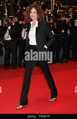 Valerie Lemercier arriva sul tappeto rosso prima della proiezione del film "Polisse' durante la 64a annuale internazionale di Cannes Film Festival di Cannes, Francia il 13 maggio 2011. UPI/David Silpa Foto Stock