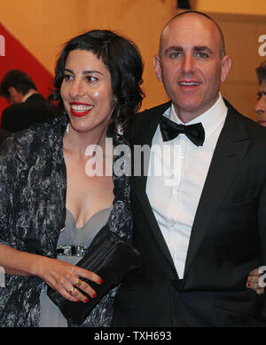 Giuseppe di cedro e gli ospiti arrivano sul tappeto rosso dopo la proiezione del film "Hearat Skhulayim (nota a piè di pagina)' durante la 64a annuale internazionale di Cannes Film Festival di Cannes, Francia il 14 maggio 2011. UPI/David Silpa Foto Stock