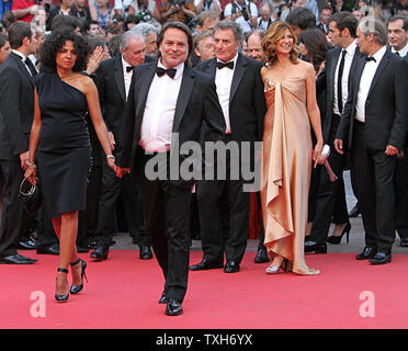 Xavier Durringer e valutazione portare la squadra dal film "La Conquete (la conquista)' sul tappeto rosso prima di screening dei loro film durante la 64a annuale internazionale di Cannes Film Festival di Cannes, Francia il 18 maggio 2011. UPI/David Silpa Foto Stock