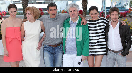 (Da l a r) Elena Anaya, Marisa Paredes, Antonio Banderas, Pedro Almodovar, Blanca Suarez e Jan Cornet arrivano a un photocall per il film "La Piel Que Habito (pelle io vivo in)' durante la 64a annuale internazionale di Cannes Film Festival di Cannes, Francia il 19 maggio 2011. UPI/David Silpa Foto Stock