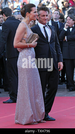 Roberta Armani (L) e Sean Penn arrivano sul tappeto rosso prima della proiezione del film "Questo deve essere il luogo' durante la 64a annuale internazionale di Cannes Film Festival di Cannes, Francia il 20 maggio 2011. UPI/David Silpa Foto Stock