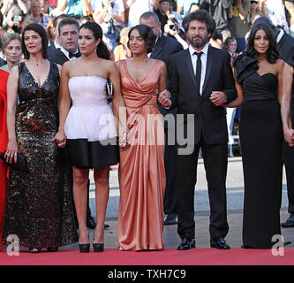 (Da l a r) Hiam Abbass, Sabrina Ouazani, Hafsia Herzi, Radu Mihaileanu e Leila Bekhti arrivare sul tappeto rosso prima della proiezione del film "La Source des Femmes (la sorgente)' durante la 64a annuale internazionale di Cannes Film Festival di Cannes, Francia il 21 maggio 2011. UPI/David Silpa Foto Stock