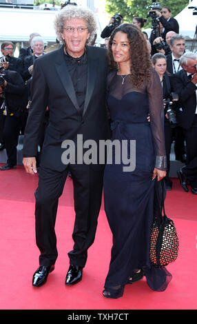 Elie Chouraqui e gli ospiti arrivano sul tappeto rosso prima della proiezione del film "La Source des Femmes (la sorgente)' durante la 64a annuale internazionale di Cannes Film Festival di Cannes, Francia il 21 maggio 2011. UPI/David Silpa Foto Stock