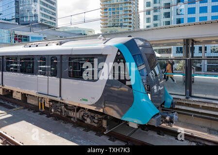 26 maggio 2019 Sydney Australia: la gente entra a far parte di un nuovo treno alla stazione di Chatswood per viaggio gratuito per il giorno di apertura del nuovo nord-ovest di Sydney dalla Metro rail Foto Stock