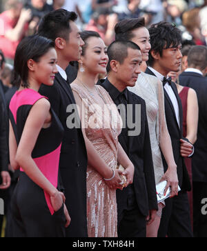 (Da l a r) Chang Fangyuan, Zhu Yawen, Hao Lei, Ye Lou, Qi Xi e Qin Hao arrivare sul tappeto rosso prima della proiezione del film "Rouille et d'os (ruggine & osso)' durante il sessantacinquesimo annuale internazionale di Cannes Film Festival di Cannes, Francia il 17 maggio 2012. UPI/David Silpa Foto Stock