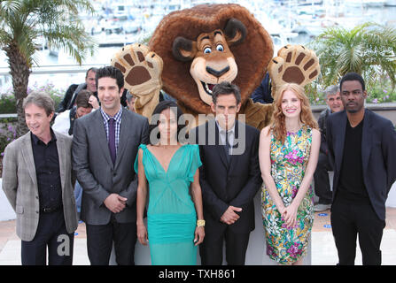 (Da l a r) Martin Short, David Schwimmer, Jada Pinkett-Smith, Ben Stiller, Jessica Chastain e Chris Rock arriva a un photocall per il film 'Madagascar 3: Europa's Most Wanted' durante il sessantacinquesimo annuale internazionale di Cannes Film Festival di Cannes, Francia il 18 maggio 2012. UPI/David Silpa Foto Stock