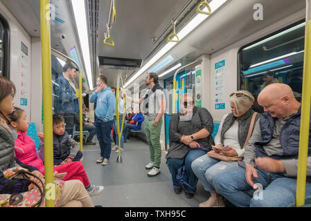 26 maggio 2019 Sydney Australia: i passeggeri di equitazione per libera per il giorno di apertura del nuovo nord-ovest di Sydney Metro linea guida Foto Stock
