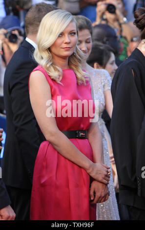 Kristen Dunst arriva sul tappeto rosso prima della proiezione del film "sulla strada" durante il sessantacinquesimo annuale internazionale di Cannes Film Festival di Cannes, Francia il 23 maggio 2012. UPI/David Silpa Foto Stock