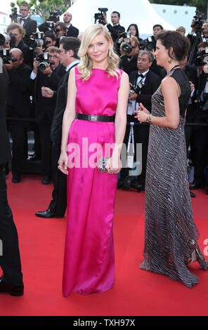 Kristen Dunst arriva sul tappeto rosso prima della proiezione del film "sulla strada" durante il sessantacinquesimo annuale internazionale di Cannes Film Festival di Cannes, Francia il 23 maggio 2012. UPI/David Silpa Foto Stock