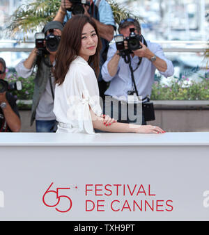 Kim Hyo-Jin arriva a un photocall per il film 'o-Nui Mat (il gusto dei soldi)' durante il sessantacinquesimo annuale internazionale di Cannes Film Festival di Cannes, Francia il 26 maggio 2012. UPI/David Silpa Foto Stock