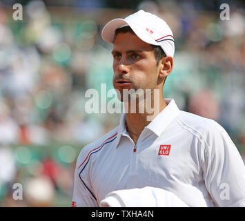 Il serbo Novak Djokovic pause durante il suo French Open mens match di primo turno contro italiano Potito Starace al Roland Garros di Parigi il 28 maggio 2012. Djokovic sconfitto Starace 7-6 (3), 6-3, 6-1 per avanzare al prossimo round. UPI/David Silpa Foto Stock