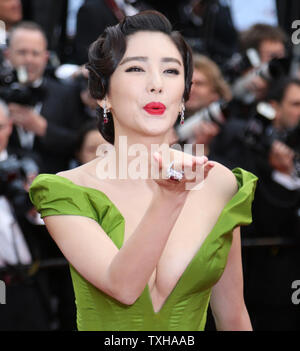 Zhang Yuqi arriva sul tappeto rosso prima della proiezione del film "Il grande Gatsby" durante la serata di apertura del 66 annuale internazionale di Cannes Film Festival di Cannes, Francia il 15 maggio 2013. UPI/David Silpa Foto Stock