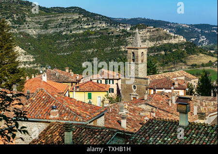 I tetti di Fano Adriano si affacciano sui monti Laga. Provincia di Teramo, abruzzo, Italia, Europa Foto Stock
