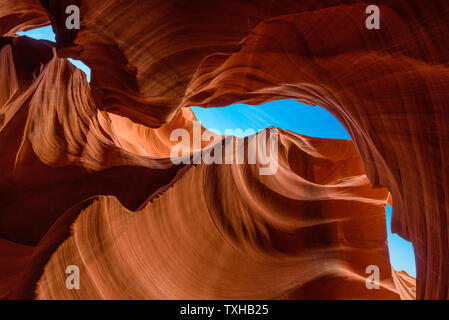 Vista dal basso della Antelope Canyon in Arizona Foto Stock