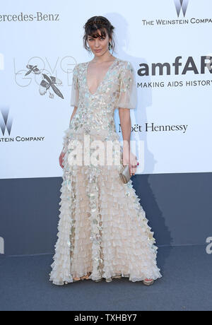 Milla Jovovich arriva all'amfAR Cinema contro l AIDS 2013 gala presso l'Hotel du Cap di Antibes, in Francia il 23 maggio 2013. L'evento, che si tiene ogni anno durante l'annuale Festival del Cinema di Cannes, raccoglie fondi per la ricerca sull'AIDS. UPI/David Silpa Foto Stock