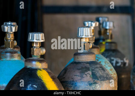 Cilindro con biossido di carbonio. Serbatoi con gas compresso per l'industria. Liquefatto la produzione di ossigeno. Factory Foto Stock