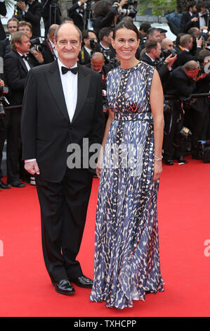 Il Ministro francese della Cultura e della comunicazione Aurelie Filippetti (R) e gli ospiti arrivano sul tappeto rosso prima della proiezione del film "Grace di Monaco' durante la 67th annuale internazionale di Cannes Film Festival di Cannes, Francia il 14 maggio 2014. UPI/David Silpa Foto Stock