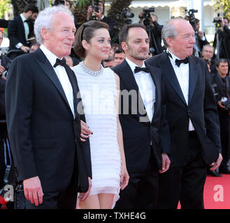 (Da l a r) Jean-Pierre Dardenne, Marion Cotillard, Fabrizio Rongione e Luc Dardenne arrivare sul tappeto rosso prima della proiezione del film "eux jours, une nuit (due giorni e una notte)' durante la 67th annuale internazionale di Cannes Film Festival di Cannes, Francia il 20 maggio 2014. UPI/David Silpa Foto Stock