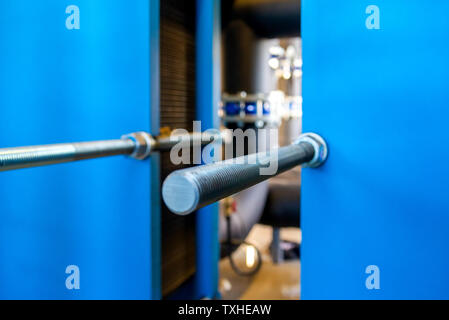 Scambiatori di calore per mezzo di raffreddamento di acqua, olio e gas di processo. Sala caldaia o raffineria di petrolio. Attrezzature industriali. Messa a fuoco selettiva. Foto Stock