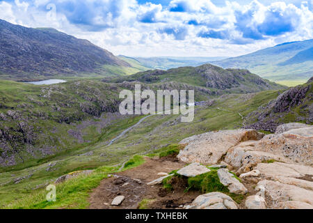 Guardando verso il basso sulla Llanberis passano dal Pyg via con penna y Pass Youth Hostel chiaramente visibile, Parco Nazionale di Snowdonia, Gwynedd, Wales, Regno Unito Foto Stock