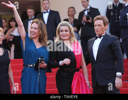 Emmanuelle Bercot (L), Catherine Deneuve (C) e Benoit Magimel arrivare sui gradini del Palais des Festivals prima della proiezione del film "La Tete Haute (Standing Tall)' durante la 68annuale internazionale di Cannes Film Festival di Cannes, Francia il 13 maggio 2015. Foto di David Silpa/UPI Foto Stock