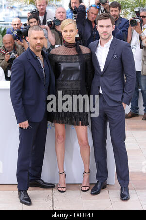 Tom Hardy (L), Charlize Theron (C) e Nicholas Hoult arriva a una foto chiamata per il film "Mad Max : Fury Road' durante la 68annuale internazionale di Cannes Film Festival di Cannes, Francia il 14 maggio 2015. Foto di David Silpa/UPI Foto Stock