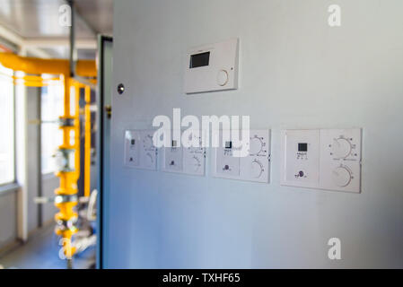 Pannello di controllo di automatico su cassetta elettrica sulla caldaia gas house. Foto Stock