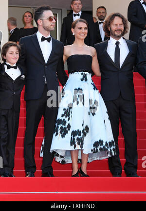 Il team dal film "Un racconto di amore e di tenebre, compreso (da L a R) Amir Tessler, Gilad Kahana, Natalie Portman e Ram Bergman, arriva sui gradini del Palais des Festivals prima della proiezione del film durante la 68annuale internazionale di Cannes Film Festival di Cannes, Francia il 16 maggio 2015. Foto di David Silpa/UPI Foto Stock